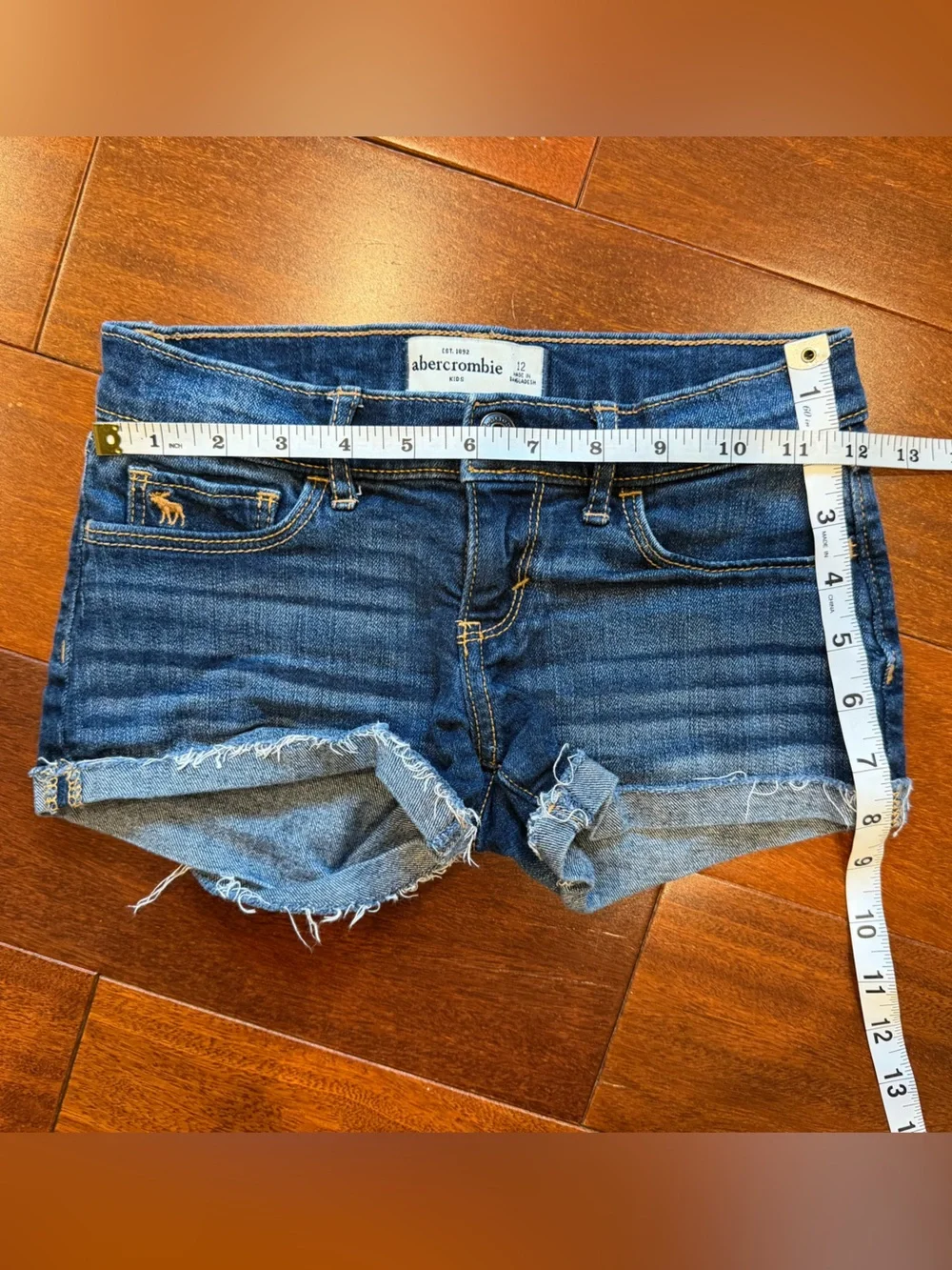 Abercrombie & Fitch closure piece